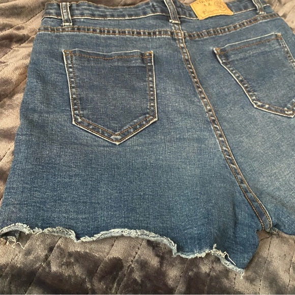 Vinnie vintage hight waisted jean shorts with  distressed endings, side slits. - Picture 8 of 9